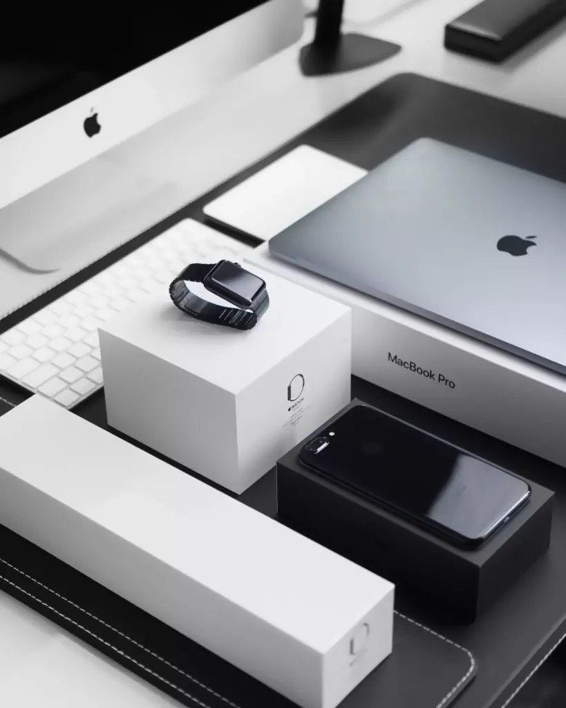 black and white 2573314